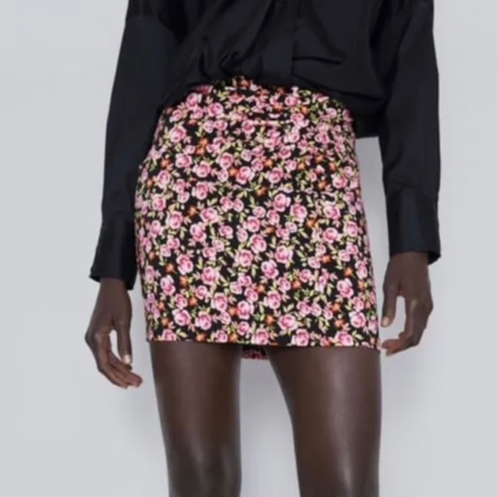 ZARA Pink Rose Floral Print Ruched Mini Skirt  Size M NWOT